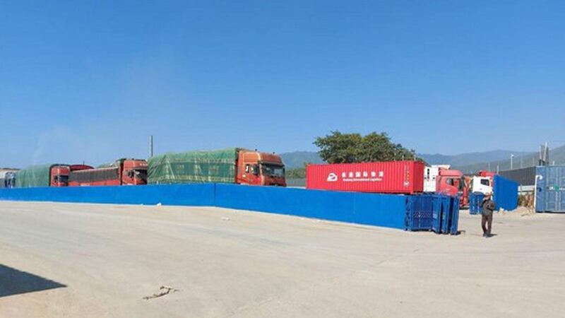 မူဆယ်မြို့နယ်၊ ကျင်ဆန်းကျော့ဂိတ်မှာ ရောက်ရှိနေသော ကုန်တင်ယာဥ်များကို ၂၀၂၁ ခုနှစ်၊ ဒီဇင်ဘာလက တွေ့ရစဥ်။ (Citizen Photo)