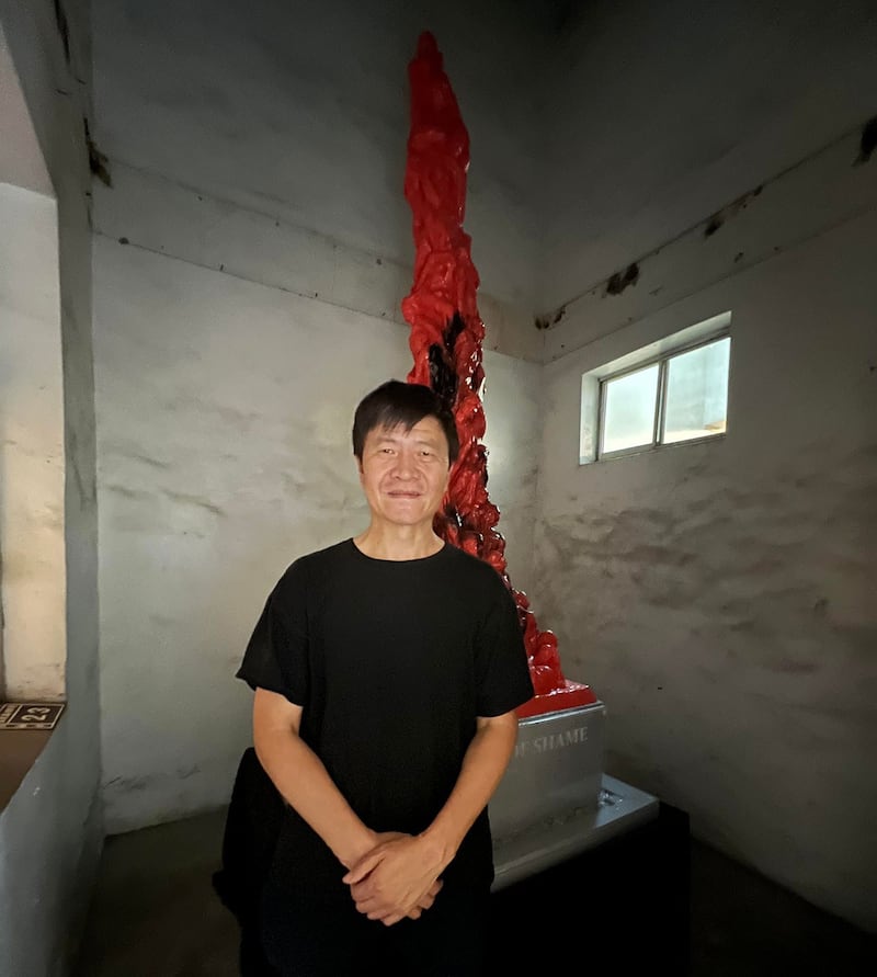 人道中国共同创办人周锋锁随台湾九合一观选团参观台湾复制的香港纪念六四的国殇之柱。(周锋锁提供)