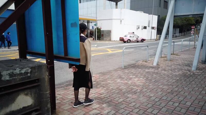 沈嘉仪也展出了自己2020年在香港创作的一个行为艺术及录像作品“Steps”。她从维多利亚公园出发,全程倒后行走。她以此方式,呈现香港社会的倒退。 (被访者提供)