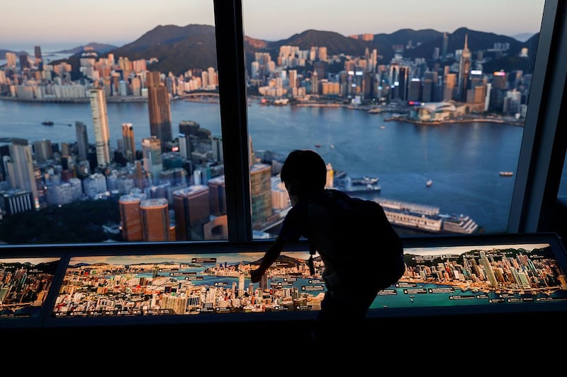 2022年香港内外环境严峻，香港进出口、私人消费和投资，同步下跌，整体经济增长收缩3.5%，房地产市场交投量暴跌40%，价格下调15.6%，使港府去年财政赤字，高达1400亿港元。（路透社图片）