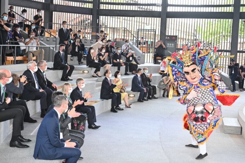 捷克议长一行人参访宜兰传统艺术中心。(立法院提供)