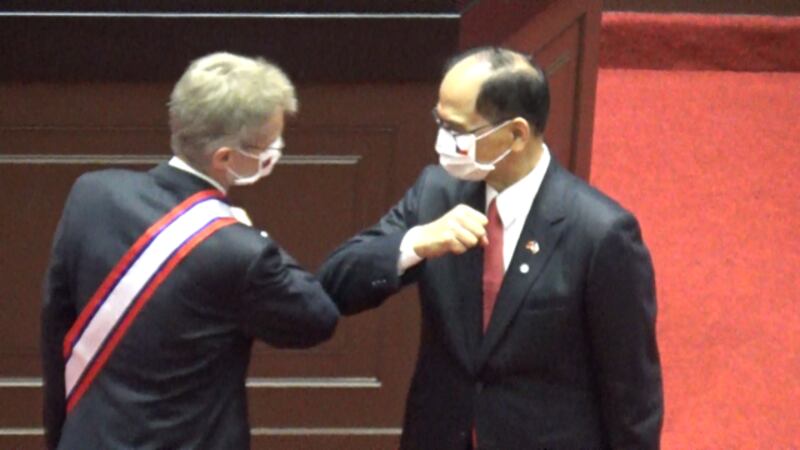 捷克议长维特齐受到台湾立法院长游锡堃邀请在立法院演讲,受颁一等奖章表彰他不畏强权,在国际社会支持台湾。(记者夏小华摄)