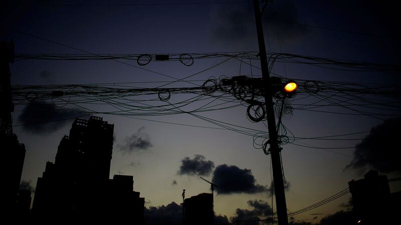 2021 年 10 月 9 日,上海晚上的路灯。(路透社)