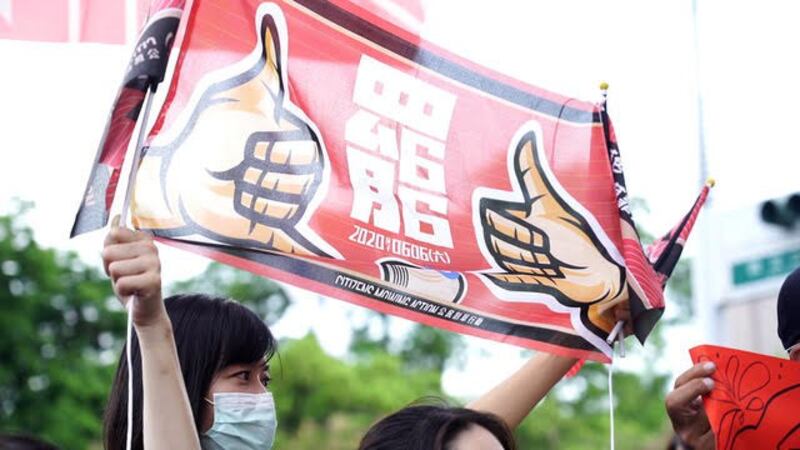 韩国瑜遭罢免,罢韩总部前群众欢声雷动。(记者 李宗翰摄)