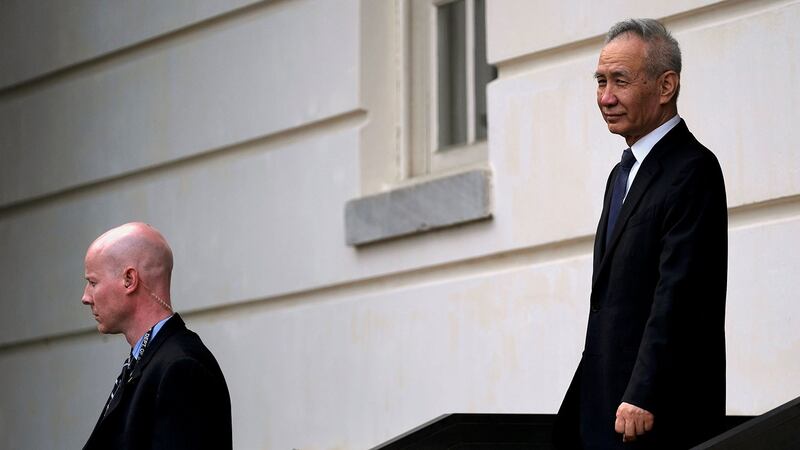 2019年5月9日,中方谈判代表刘鹤离开美国贸易代表办公室。(路透社)