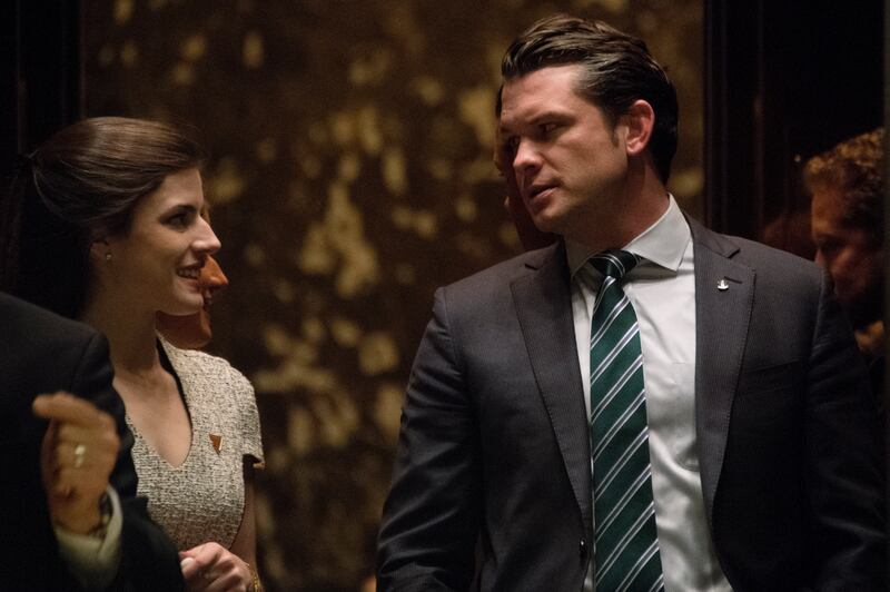 海格塞斯(圖右)(Pete Hegseth)- 國防部長(美聯社資料圖片)