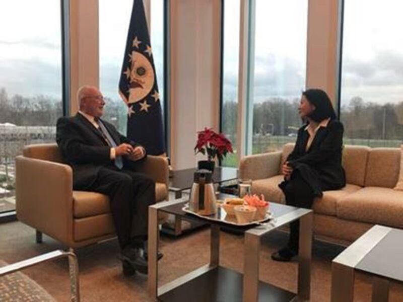 美国驻荷兰大使胡克斯特拉邀请,台湾驻荷兰代表陈欣新前往大使馆会面。(截图自胡克斯特拉推特)