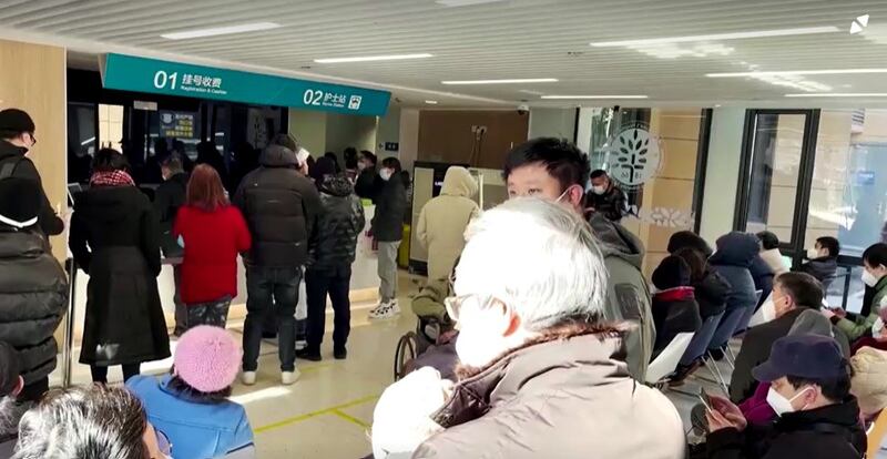 上海市一家医院的发热门诊,摄于2022年12月24日。(路透社视频截图)