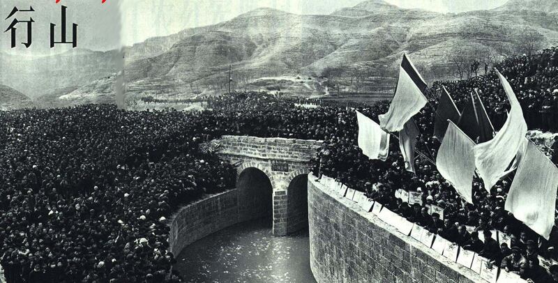 1965-7 1965年 红旗渠建立完成,《人民画报》1965年第七期。(维基百科)