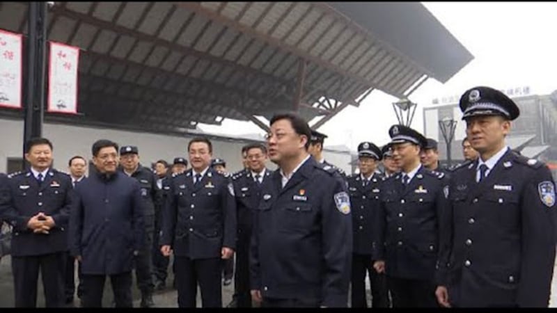 中国公安部原副部长孙力军(前中)(视频截图)