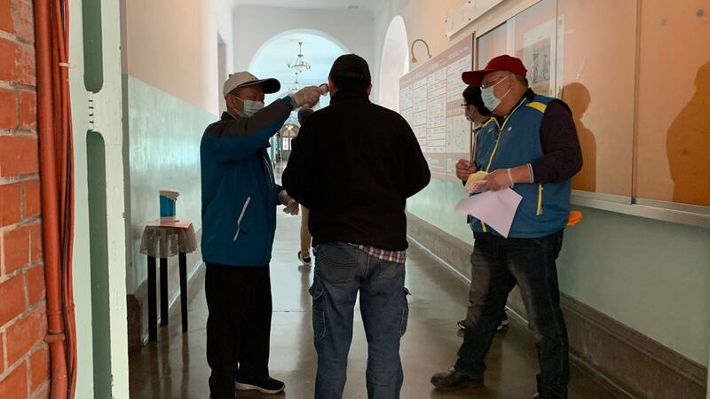 台大等校园为学生和访客量测体温。(记者夏小华摄)