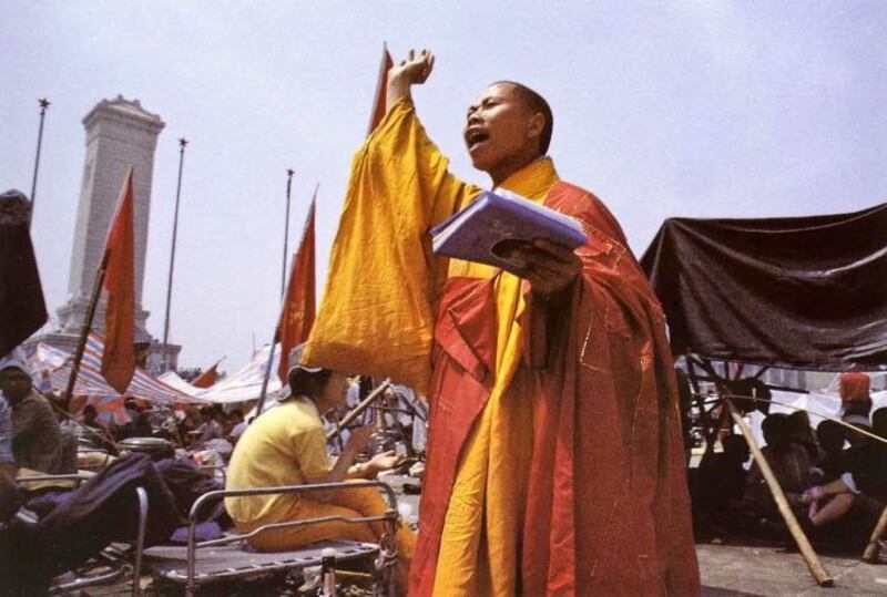 1989年5月17日,北京各界人士游行支持绝食学生。(六四档案图)