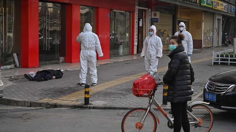 2020年1月30日,武汉市一家医院附近街上,一名男子倒毙。(法新社)