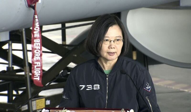 蔡英文总统4日慰勉成功驱退穿越中线的解放军歼11的台湾空军。(总统府提供)