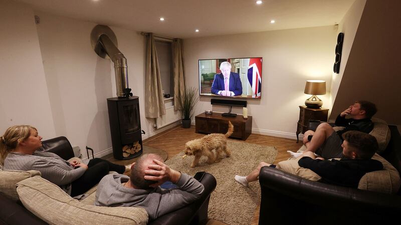 英国疫情持续延烧,2020年3月23日晚间,英国首相鲍里斯·约翰逊(Boris Johnson)宣布全英国将实施3周的“禁足令”,限制民众非必要不能出门,许多公共场所也不能再对外开放营业。(路透社图片)