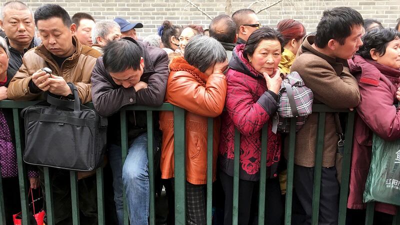 图为,2016年3月4日,来自中国各地的访民在信访办排队。( 路透社)