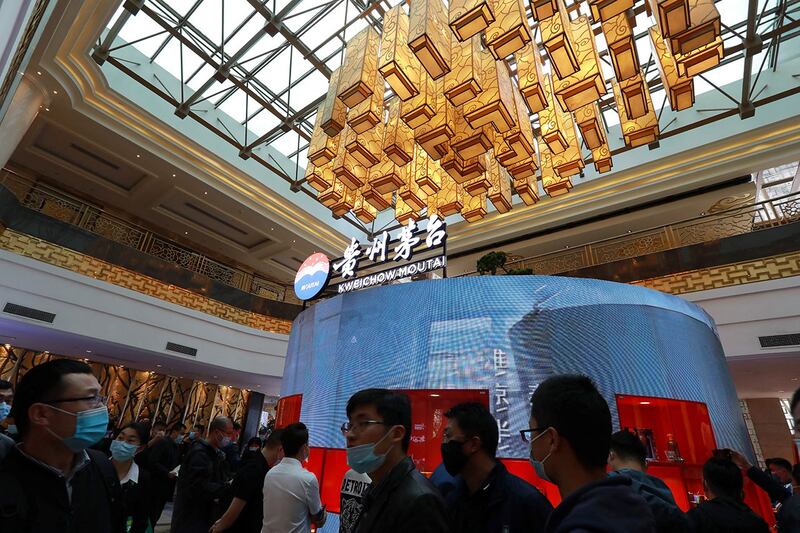 2021年4月4日,四川省成都举行全国糖酒会上的茅台展位。(法新社)