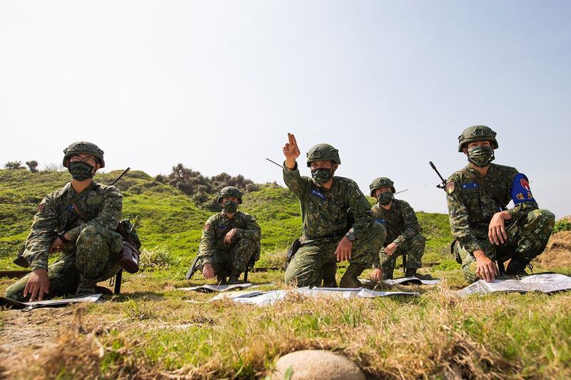 台湾陆军第六军团步兵第206旅“新制教育召集训练”，连长召集干部下达预备命令。（军闻社记者黄劭恩摄、国防部提供）