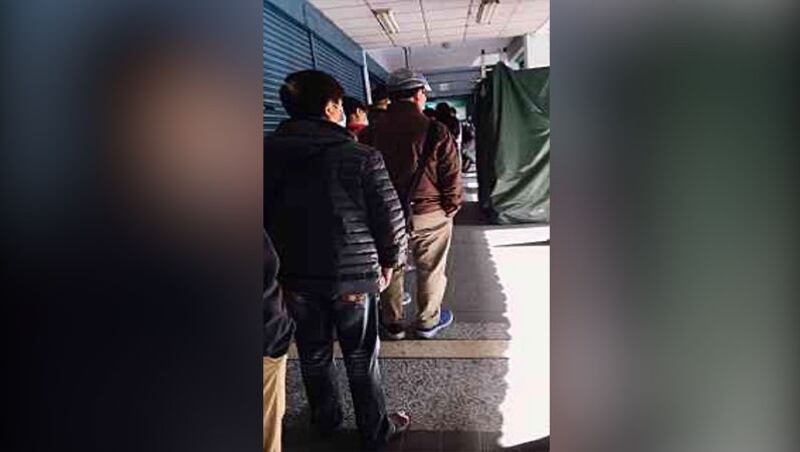 民众排队超过100号,所幸还是买到口罩。(民众提供)