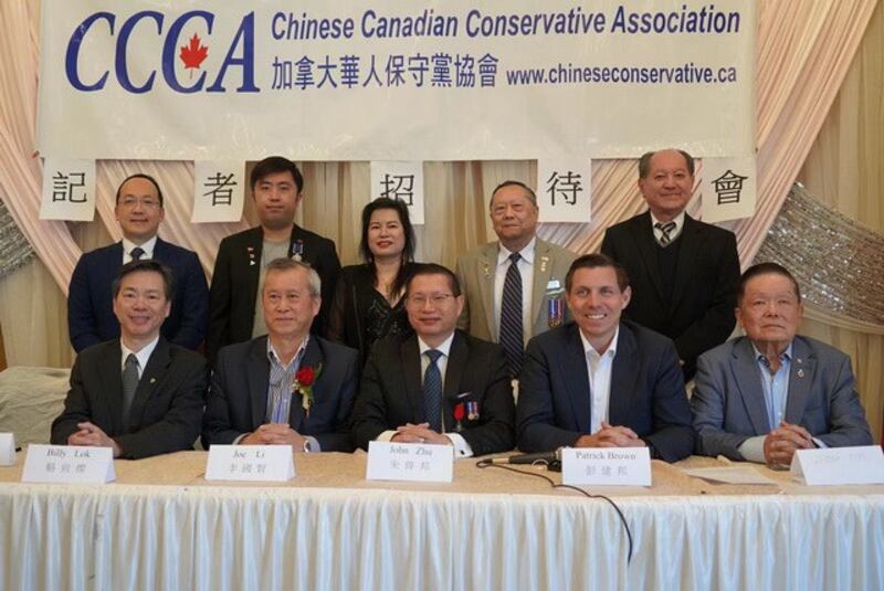 前排右二:彭建邦(Patrick Brown)受到亲中国政府的团体支持。 (网路图片)