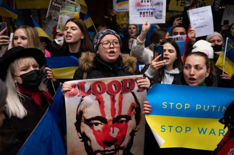 乌克兰人在土耳其的俄罗斯使馆前抗议。(法新社)