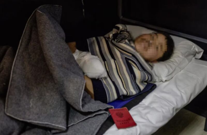 우크라이나군에 생포된 북한군 병사 한 명의 모습. 양손에 부상을 입은 것으로 보인다. (얼굴 모자이크는 RFA 자체 처리)