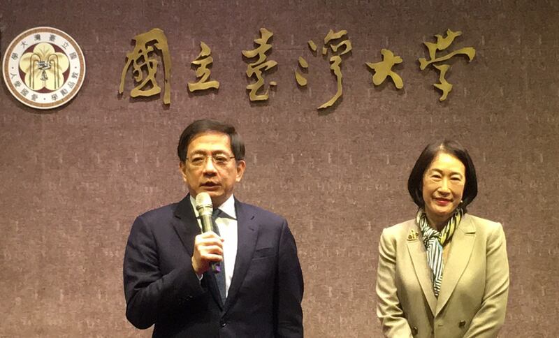 台大校长管中闵、副校长周家蓓2日在记者会上表示,有489名在港学生申请到台大专案访问一个月。(记者夏小华摄)