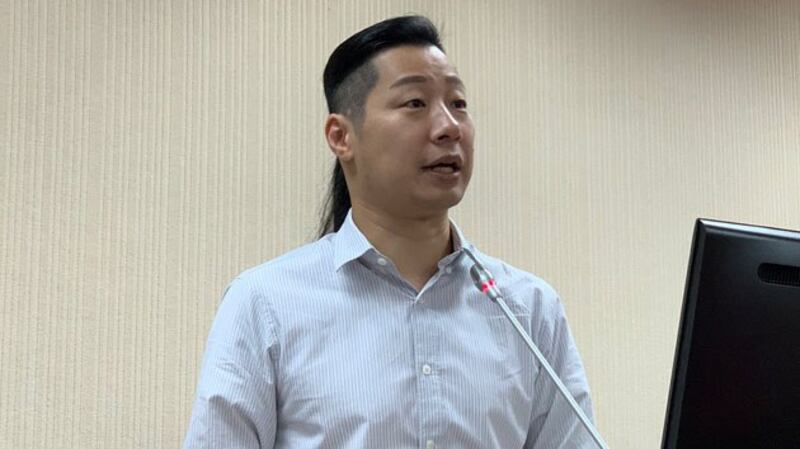 无党籍立委林昶佐质疑说,台人到没有台湾使领馆的地方需求助时该怎么办?(记者 黄春梅摄)