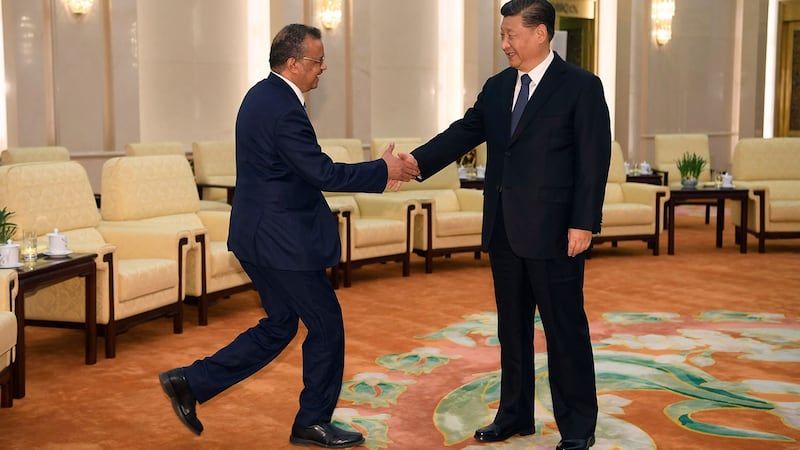 2020年1月28日,在中国人民大会堂,世界卫生组织总干事特德罗斯·阿达诺姆(Tedros Adhanom)与中国国家主席习近平握手。(路透社)