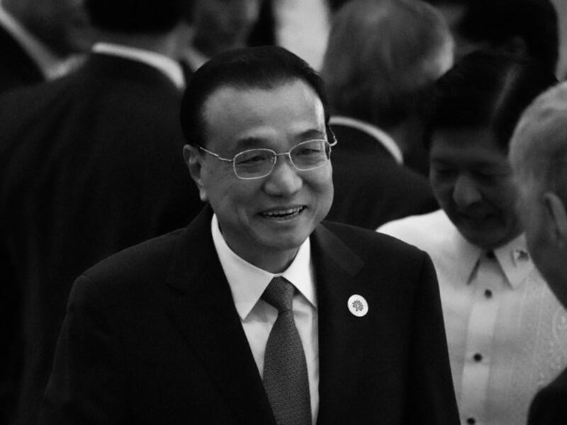 中国前总理李克强今年十月因心脏病突然去世,引发舆论震惊和揣测,多地民众举行了自发悼念活动。(路透社图片)