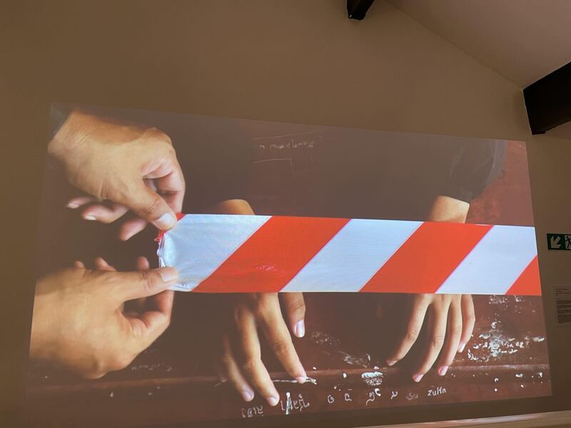 泰国艺术家的短片作品中,同样出现“红线”。 (吕熙摄)