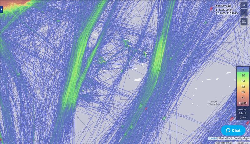 南海北部2017年的航运交通图。绿色线条代表高密度航线。2016年到2017年,大多数商船选择绕开西沙群岛。中国实际控制了这个群岛,并将其打造成了一个重要的军事枢纽。(本台英文部/全球船舶追踪服务网站MarineTraffic数据)