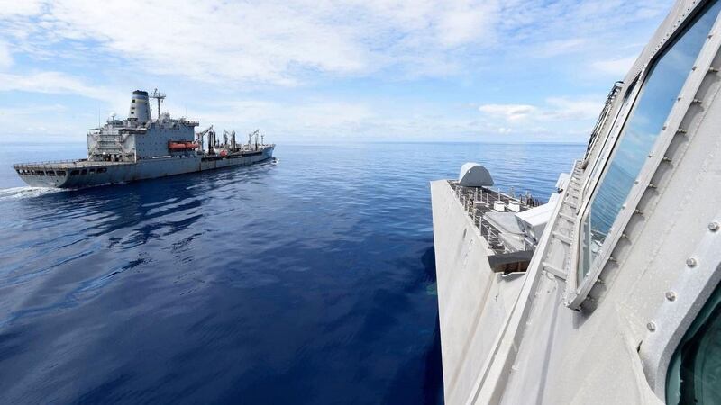 美海军双航母在南海联合演练,太平洋舰队周一在脸书刊登多张图片,展示了B52轰炸机和多架F\18F战机参与了这次演习。(U.S. Pacific Fleet脸书)