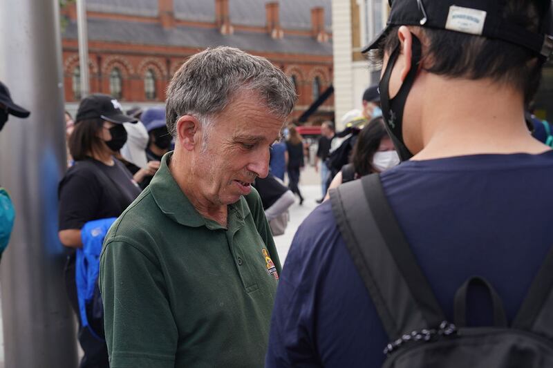 参加者向途人派发介绍“7.21事件”的传单,解释五年前7.21晚上,“警黑勾结”下发生的无差别袭击。 (记者石头摄)