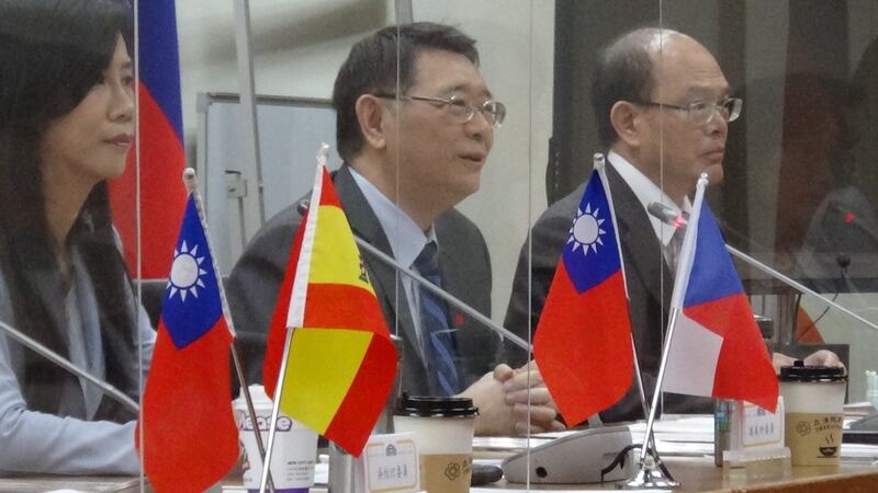 台湾跨党派立委17日成立台湾与捷克和西班牙的国会友好联谊会。立委万美玲(左至右)、立法院秘书长林志嘉、外交部次长曾厚仁。(记者夏小华摄)