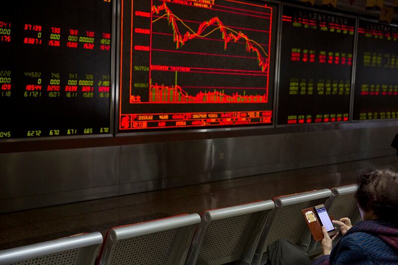 北京一家证券公司屏幕上显示的中国股市下跌曲线。中国大陆与香港股市10月8日在大幅上升后一度跳水。(美联社图片)