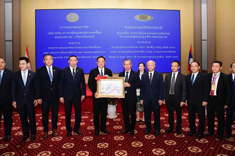 泰国副总理阿努霆10月6日率团调研老挝的中老铁路(泰国交通部供图)