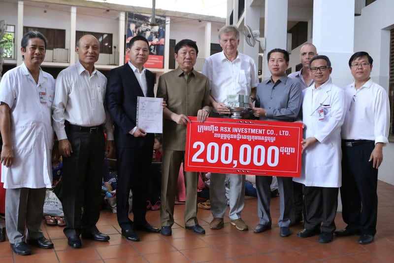 徐愛民（左四）和商業夥伴Rithy Samnang（左六）、柬埔寨國家憲兵指揮官Sao Sokha（左二），2018年12月出席坎塔博法兒童醫院捐款儀式。（K.B. HOTEL臉書專頁圖片）