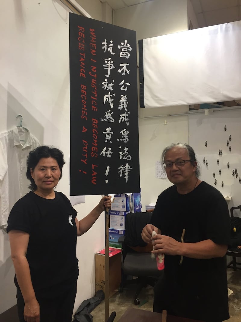 香港艺术家三木(右)也准备了游行标语牌。(耿和推特)