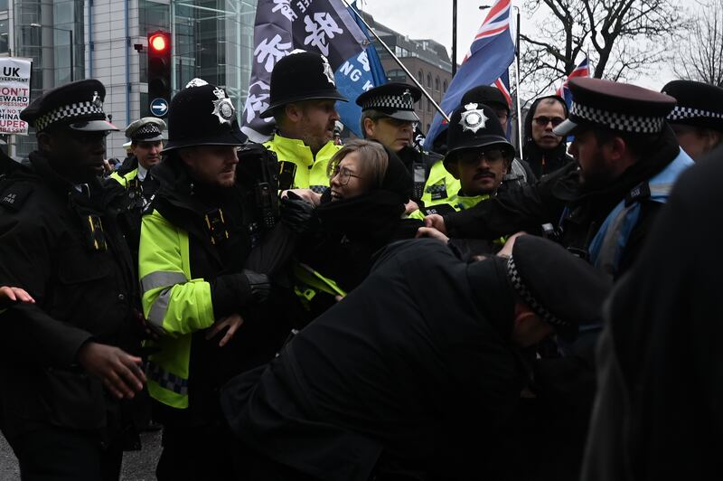 女被捕者阿Wing被捕時不斷慘叫求救，她被扣留12小時後獲保釋外出，接受本台訪問時表示，多名男警粗暴地制服她，又形容自己被「掟上警車」，拉扯期間的身體接觸令她非常不安。（梁銘康攝）