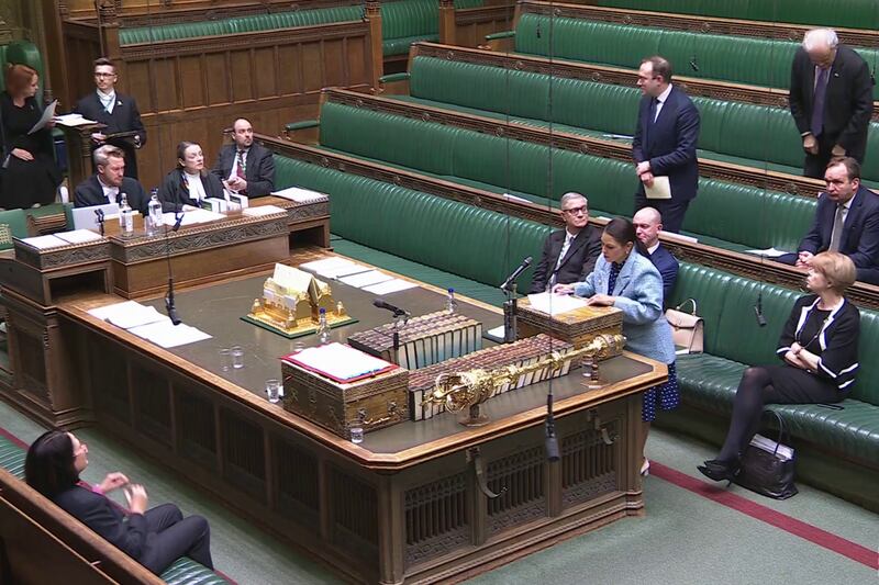 香港警方2024年平安夜宣布,懸紅各100萬港元通緝6名海外港人,其中4人現居英國,英國下議院周二(7日)就此向政府作緊急質詢。(parliamentlive.tv 截圖)