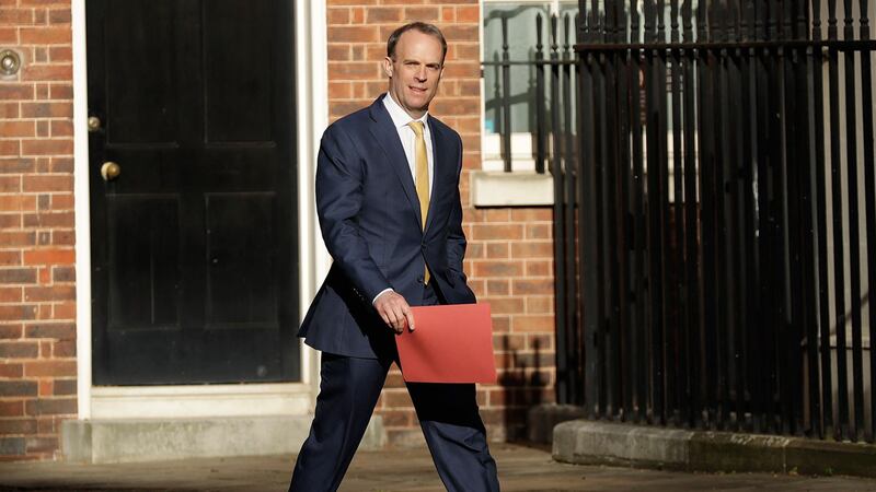 约翰逊被转送加护病房,还不忘交代在必要的情形下,由外交大臣拉布(Dominic Raab)代理职务。图为拉布抵达唐宁街。(美联社)