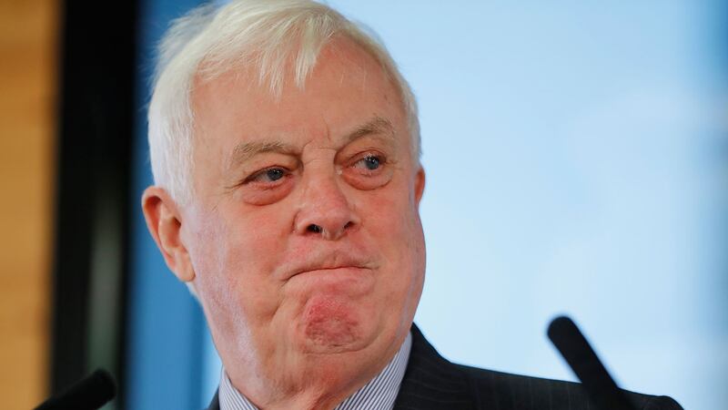 香港末代总督彭定康发布声明表示,黎智英父子,以及他的媒体同事被捕,是对新闻自由的最令人发指和无耻的攻击。(AFP)