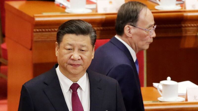 任志强在中学时期的辅导员是现任中国国家副主席王岐山,两人关系非比寻常。北京政治观察人士留意到,王岐山已经一个多月未公开露面,这使得任志强的案子更加扑朔迷离。图为习近平与王岐山。(路透社资料图片)