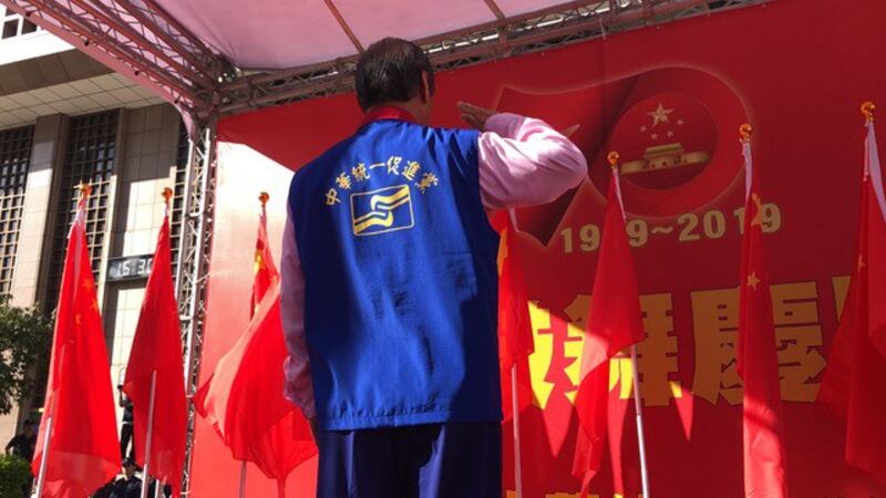 统促党总裁张安乐向五星旗致敬,率众高唱义勇军进行曲。(记者夏小华摄)