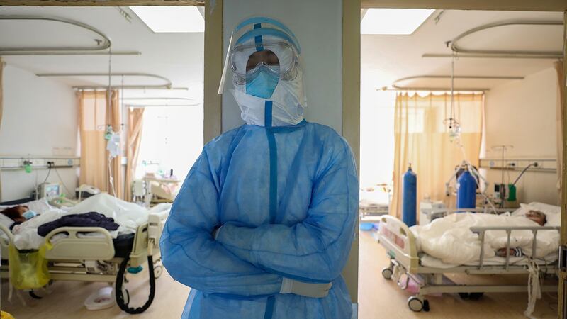  2020年2月16日，一名医务人员在武汉市红十字会医院隔离病房外休息。（路透社） 