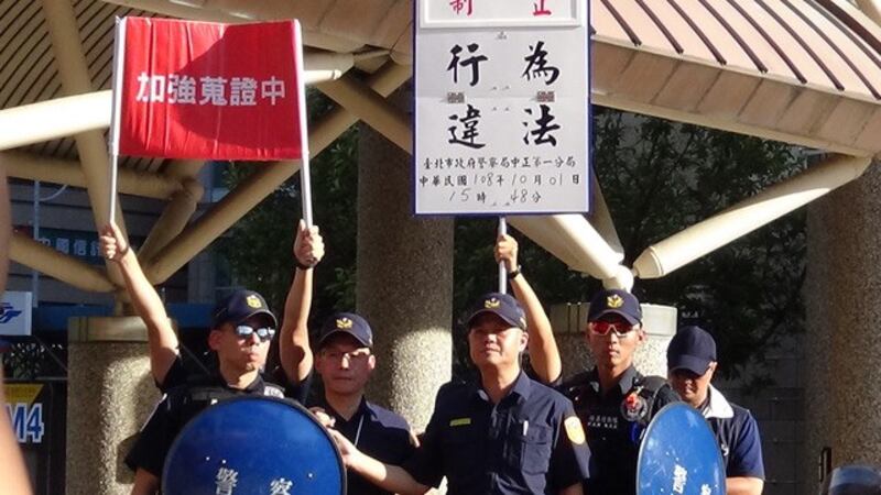 中正一分局分局长沈炳信命令张安乐解散违法集会。(记者夏小华摄)