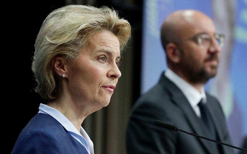 欧盟执行委员会主席乌尔苏拉·冯德莱恩(Ursula von der Leyen)(左)与欧洲理事会主席查尔斯·米歇尔(Charles Michel)(美联社)