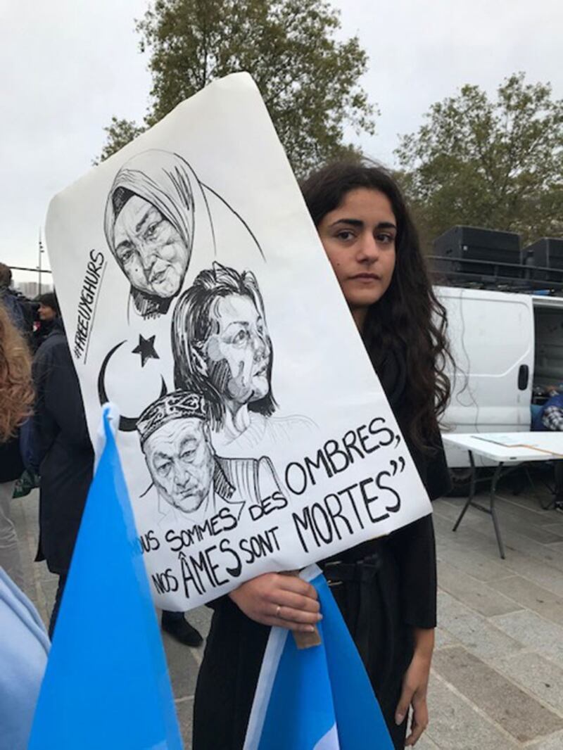 为抗议中国在新疆针对维吾尔人施行的种族灭绝政策,欧洲维吾尔研究所和几个欧洲维吾尔侨民组织, 2 日下午在巴士底广场发起示威游行活动。(记者蔡凌提供)