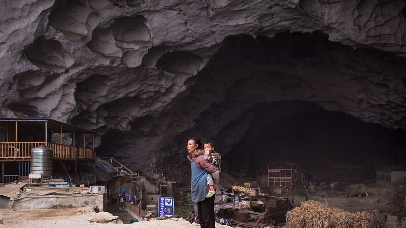 贵州省的中东苗寨，该村只有18户家庭，他们生活在200米深的山洞中。（AFP） 